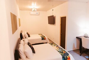 Escritorio, cortinas blackout y tabla de planchar con plancha 