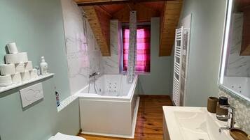 Douche, baignoire Ă jets, serviettes fournies, papier toilette