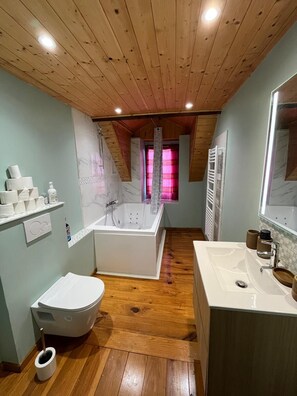 Dusche, Whirlpool, Handtücher, Toilettenpapier