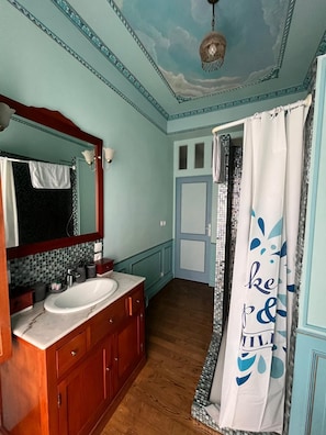 Shower, jetted bath, towels, toilet paper
