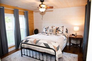 3 habitaciones, tabla de planchar con plancha, wifi y ropa de cama 