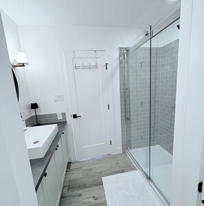 Shower, hair dryer, towels, toilet paper - Gather Inn (Sylvan Lake)