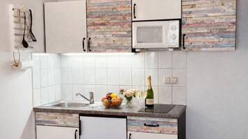 Réfrigérateur, four à micro-ondes, surface de cuisson