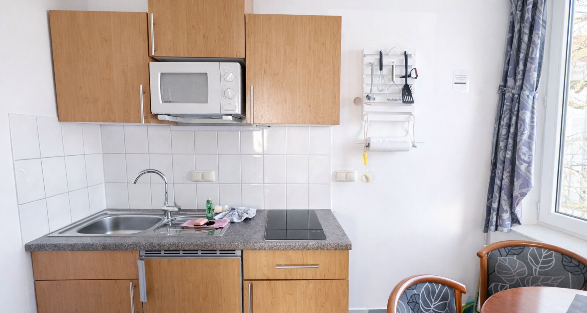 Kühlschrank, Mikrowelle, Herdplatte, Kochgeschirr/Geschirr/Besteck