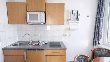 Kühlschrank, Mikrowelle, Herdplatte, Kochgeschirr/Geschirr/Besteck