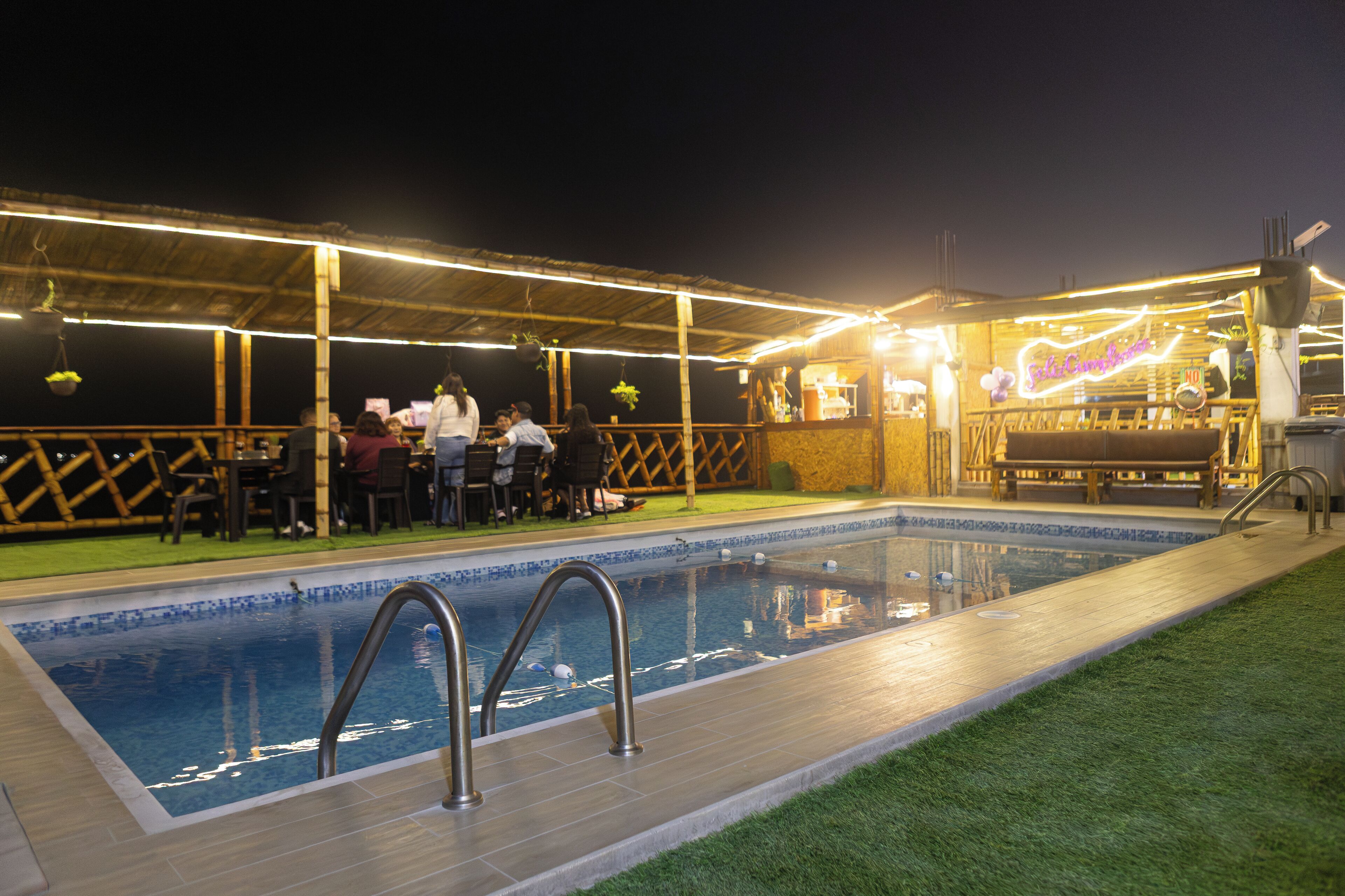 Hồ bơi ngoài trời, mở cửa từ 9:00 đến nửa đêm, ghế dài tắm nắng 