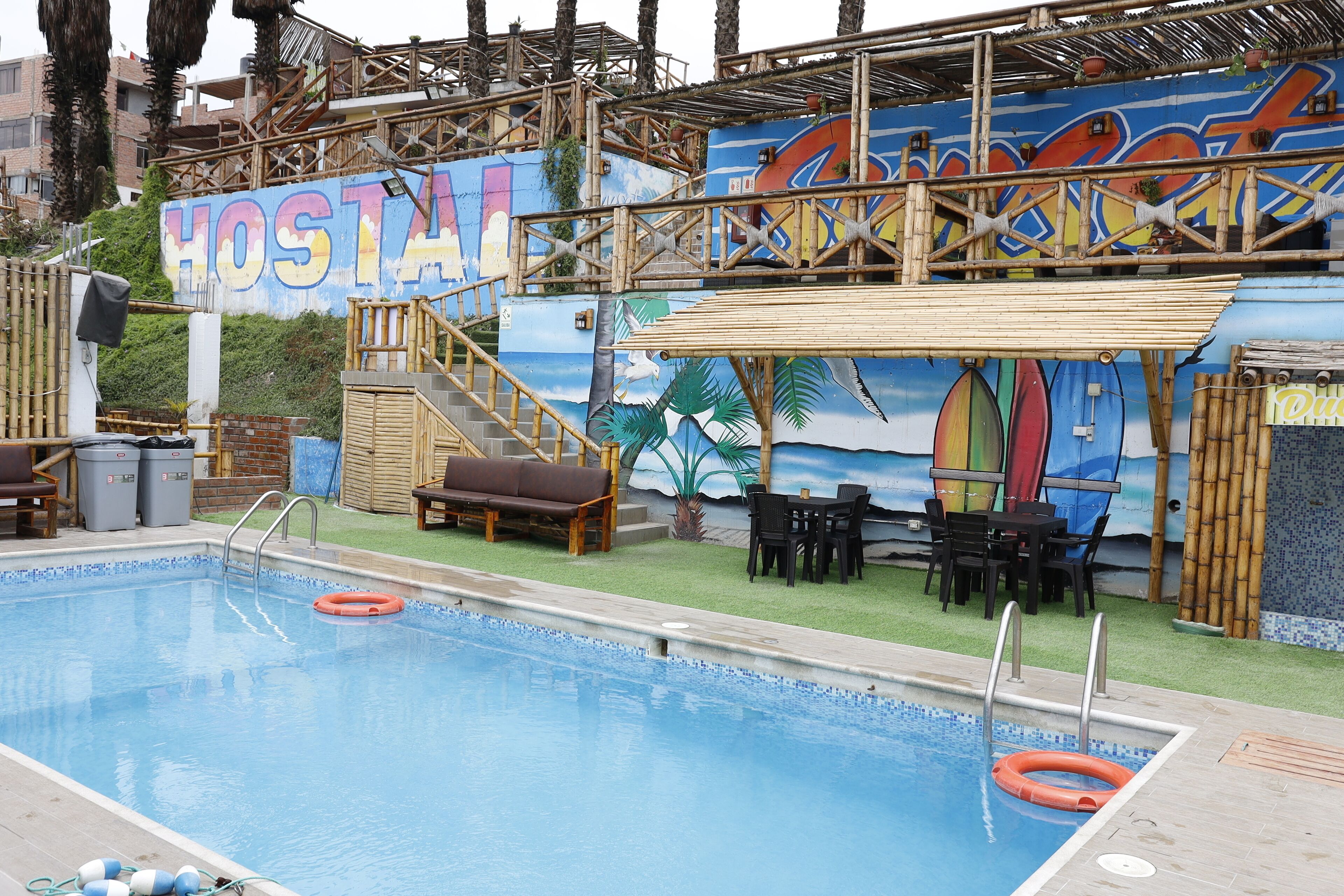 Alberca al aire libre, acceso de 09:00 a 00:00, y camastros 