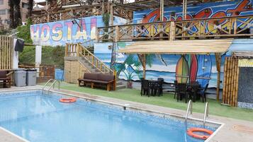 Alberca al aire libre, acceso de 09:00 a 00:00, y camastros