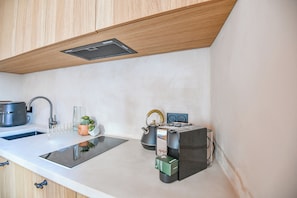 Wasserkocher mit Kaffee-/Teezubehör, Kühlschrank, Mikrowelle, Herdplatte