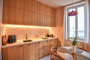 Fridge, microwave, stovetop, dishwasher - Le Charras - Appart standing proche plage Catalans (Marseille)
