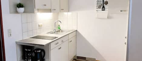 Réfrigérateur, micro-ondes, plaque de cuisson, lave-vaisselle