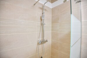 Shower, hair dryer, towels - Le Sainte - Appart 2 ch standing proche Vieux-Port (Marseille)