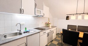 Réfrigérateur, micro-ondes, plaque de cuisson