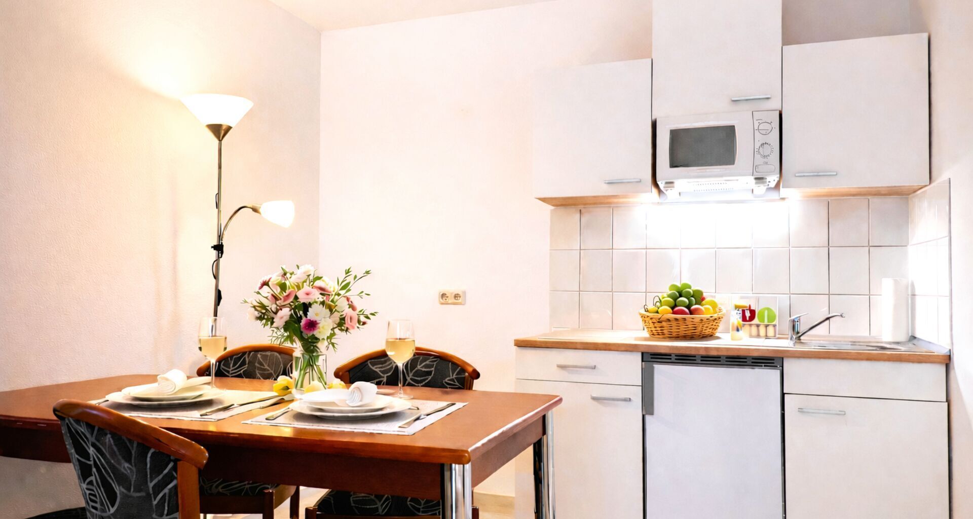 Refrigerador, microondas, parrilla de estufa y utensilios de cocina 