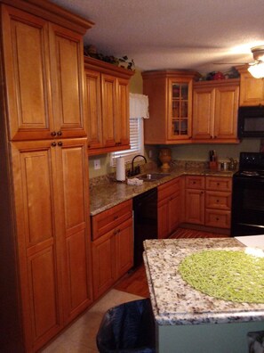 Private kitchen - Lovely 2-bedroom condo with heat pool in great location (Fort Myers)