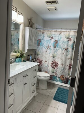 Hair dryer, towels, toilet paper - Lovely 2-bedroom condo with heat pool in great location (Fort Myers)