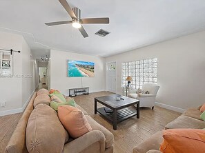 TV - Jupiter Home • 7 Mins to Beach • Private Pool (Tequesta)