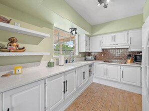 Fridge, microwave, oven, stovetop - Jupiter Home • 7 Mins to Beach • Private Pool (Tequesta)