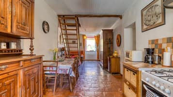 Een koelkast, een magnetron, een oven, een kookplaat