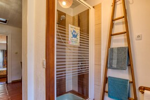 Douche, serviettes fournies