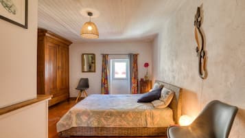 1 habitación, tabla de planchar con plancha, wifi y ropa de cama