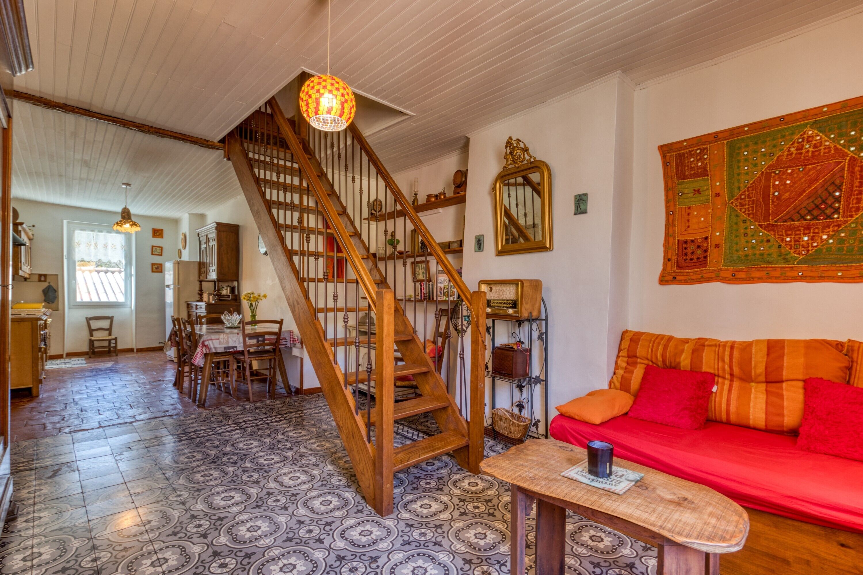 Tv, eldstad och en stereo