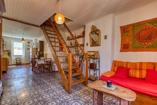 Télévision, cheminée, chaîne hi-fi