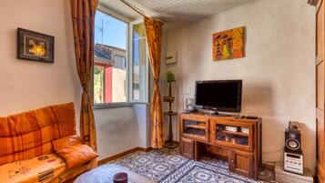 Een televisie, een open haard en een stereo