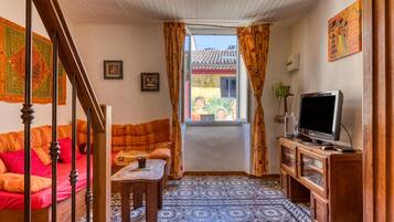 Télévision, cheminée, chaßne hi-fi