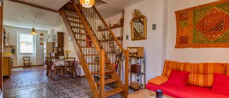 Fernseher, Kamin, Stereoanlage