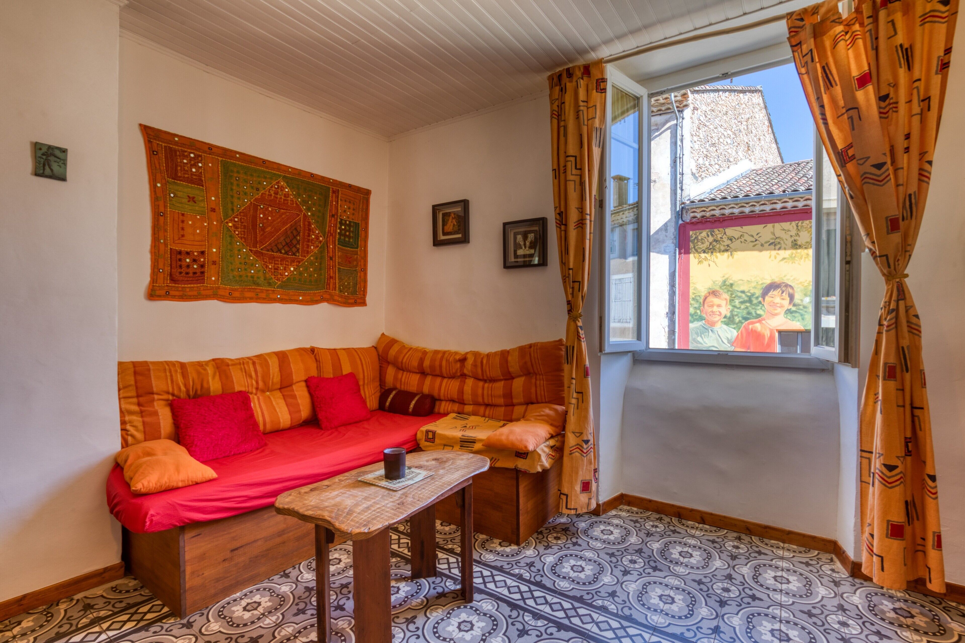 Een televisie, een open haard en een stereo