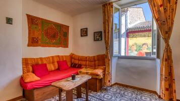 Een televisie, een open haard en een stereo