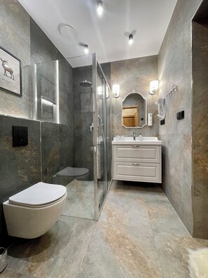 Shower, hair dryer, towels, toilet paper - Izera Potok Part of an ensemble of three identical vacation homes Izera House (Świeradów-Zdrój)