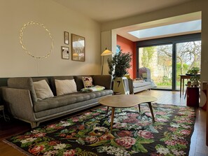 Living area - Family home with garden, 50m from the metro. Exceptional charm and calm. (Les Lilas)