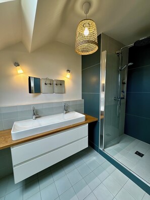 Unclassified image, 3 of 29, button - Family home with garden, 50m from the metro. Exceptional charm and calm. (Les Lilas)