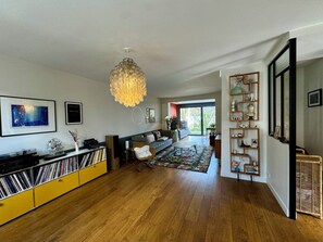 Unclassified image, 4 of 29, button - Family home with garden, 50m from the metro. Exceptional charm and calm. (Les Lilas)