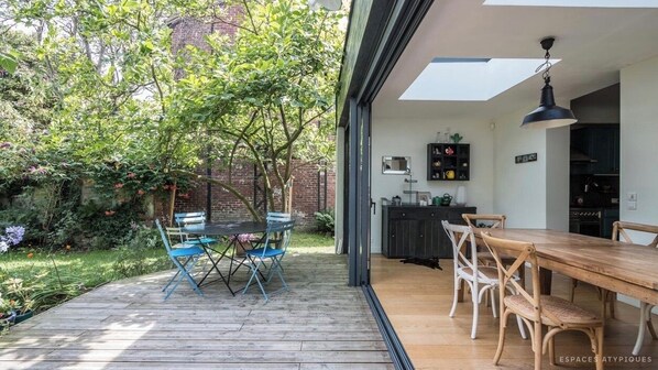 Unclassified image, 1 of 29, button - Family home with garden, 50m from the metro. Exceptional charm and calm. (Les Lilas)