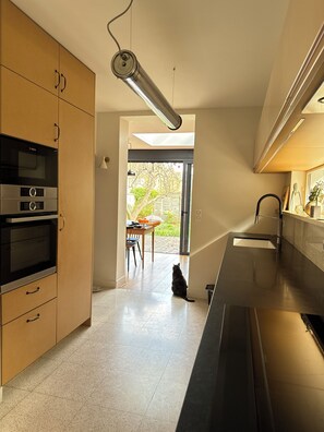 Unclassified image, 2 of 29, button - Family home with garden, 50m from the metro. Exceptional charm and calm. (Les Lilas)