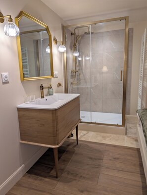 Hair dryer, towels, soap, toilet paper - Trompette - Charming accommodation at the foot of the Vosges mountains (Buhl)