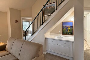TV - 2-bedroom plus loft in lovely Dillon with fabulous mountain views (Dillon)