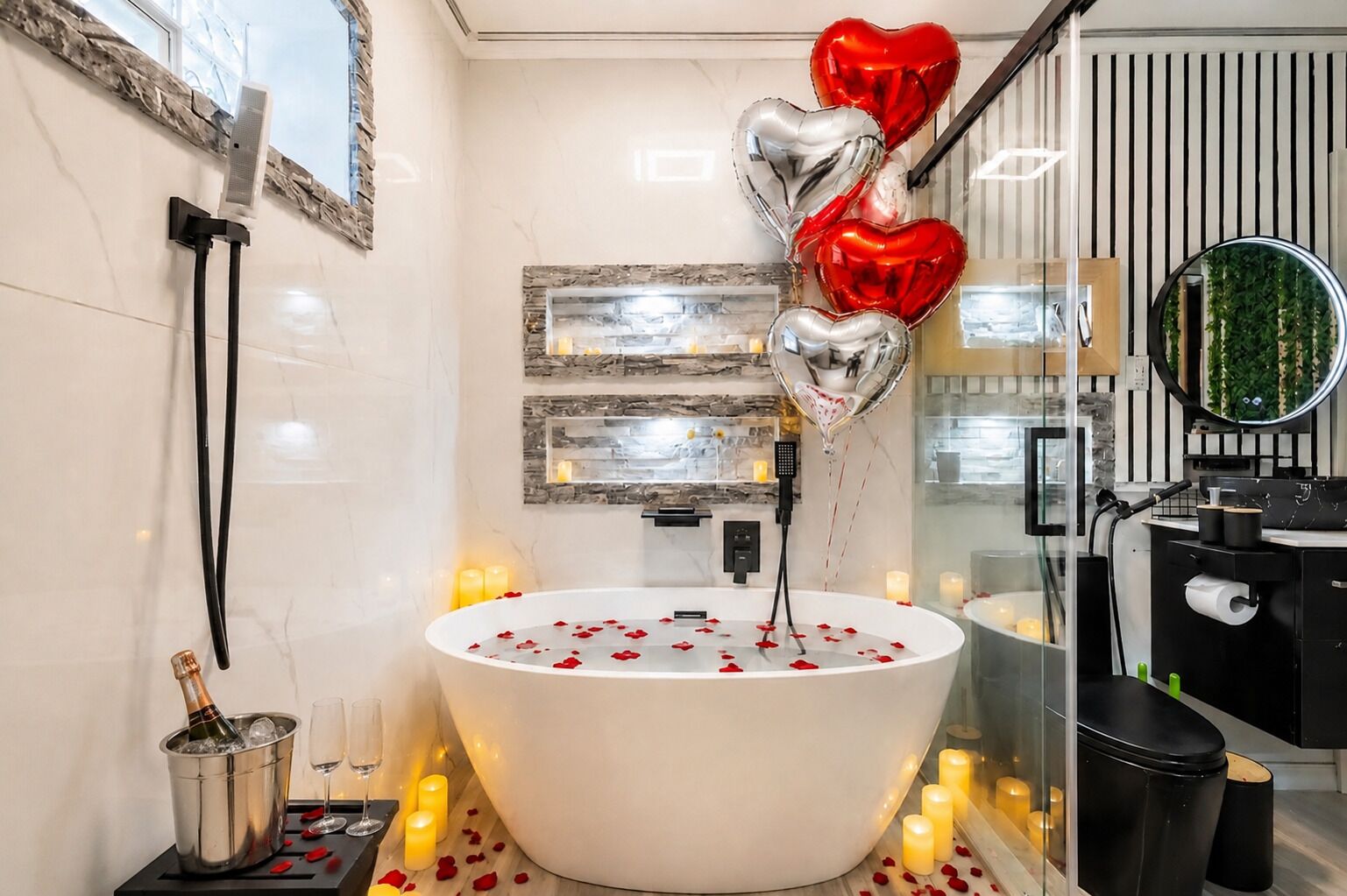 Een douche, handdoeken, zeep, toiletpapier