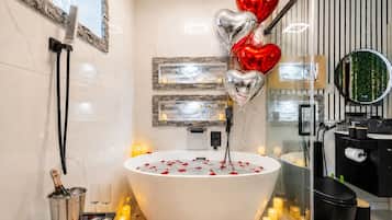 Een douche, handdoeken, zeep, toiletpapier