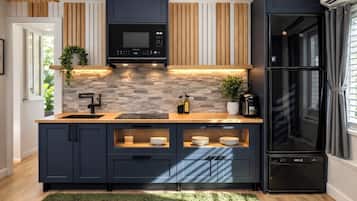 Geladeira, micro-ondas, cooktop, cafeteira/chaleira