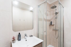 Shower, hair dryer, towels - GuestReady - Poveiros Flats (Porto)