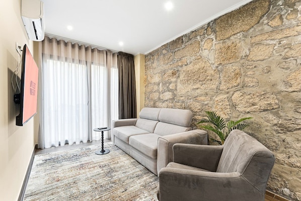 TV - GuestReady - Poveiros Flats | Arpão Apartment (Porto)