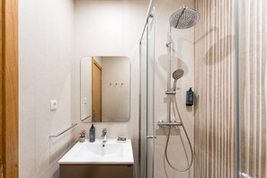 Shower, hair dryer, towels - GuestReady - Poveiros Flats | Arpão Apartment (Porto)