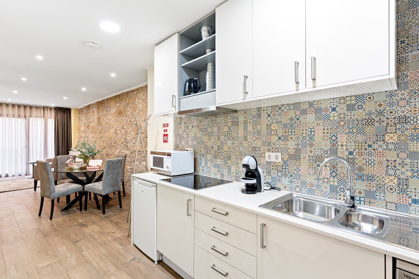 Fridge, microwave, dishwasher, coffee/tea maker