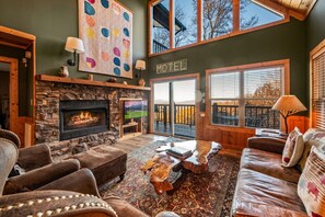 TV, fireplace - Summit & Soak Gatlinburg (Gatlinburg)
