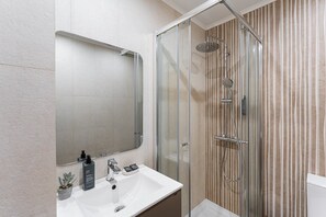 Shower, hair dryer, towels - GuestReady - Poveiros Flats (Porto)