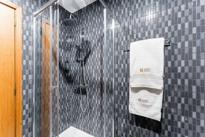 Shower, hair dryer, towels - GuestReady - Poveiros Flats (Porto)